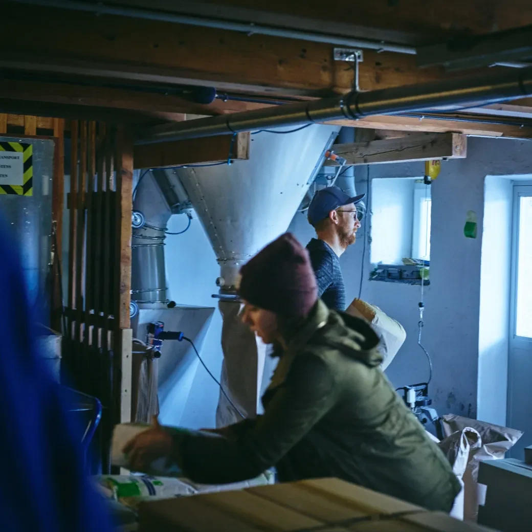 Hochmühle Frauenlob_Johann Frauenlob und seine Mitarbeiterin bei der Arbeit in der Mühle