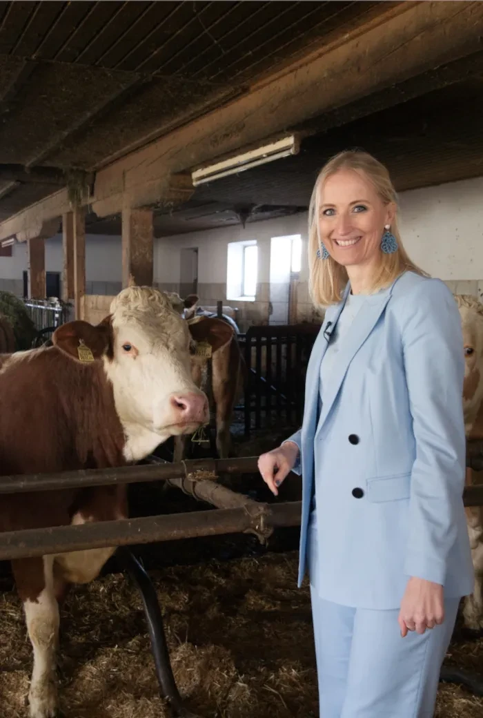 RTS Sendung März 23, Angelika Pehab im Stall von Milchbauer Franz Keil 
