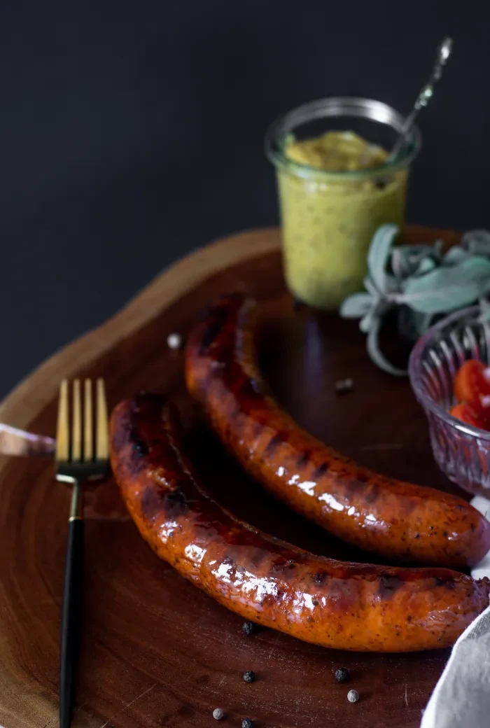Salzburger Grillwurst Metzgerei Schultes_serviert mit Senf
