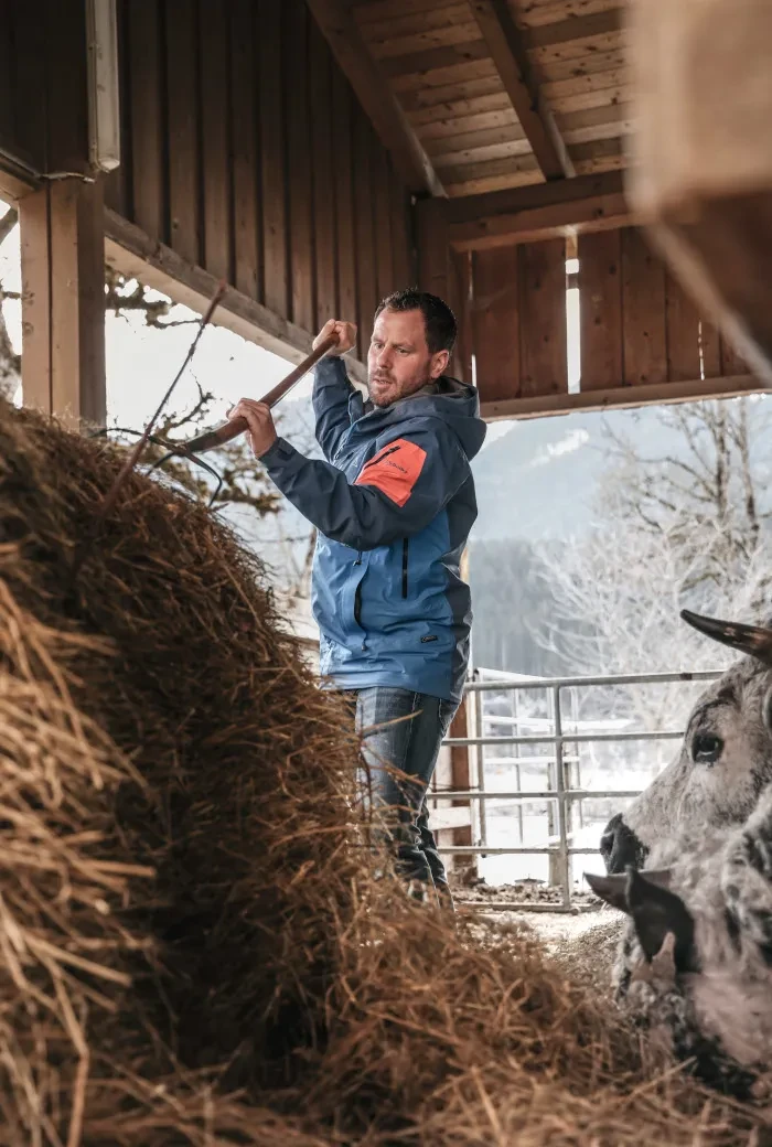 Genusstagebuch #54_Moahof Werfenweng_Peter Hafner bei der Heuarbeit im Stall
