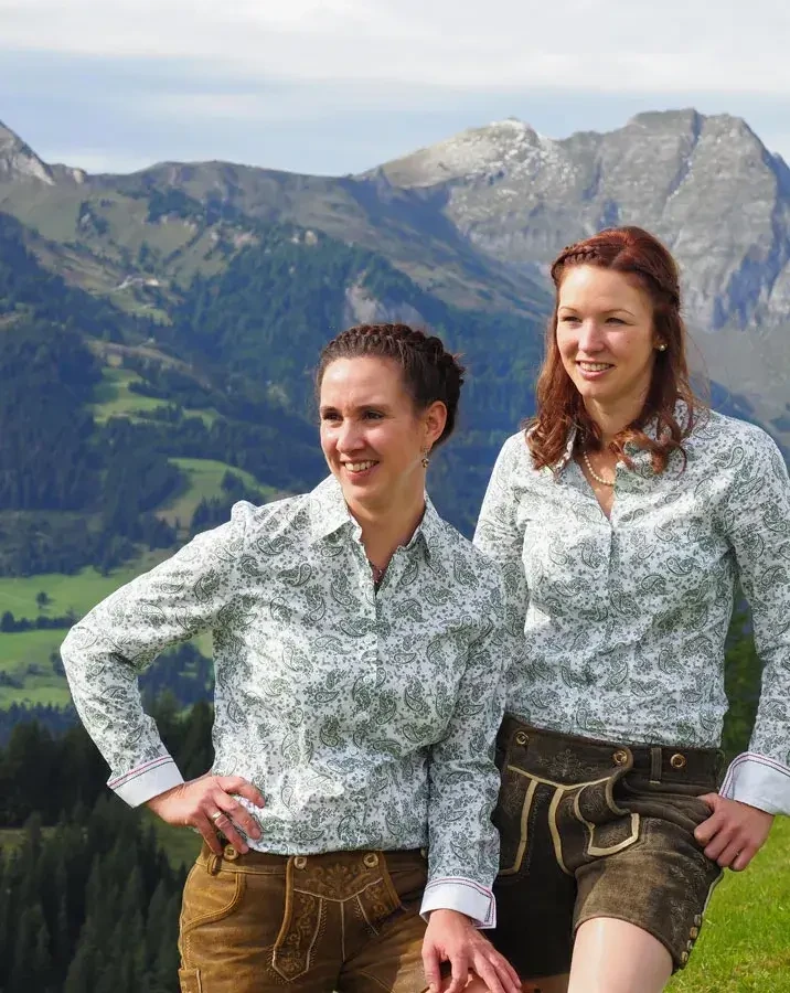 Martina und Kathrin heißen Sie willkommen im Großarler Troadkastn. 