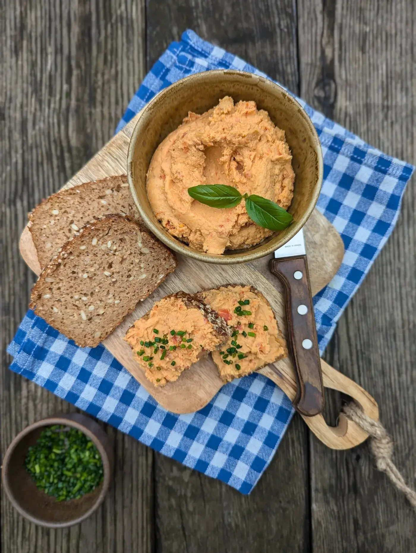 Linsenaufstrich mit Joghurtbrot
