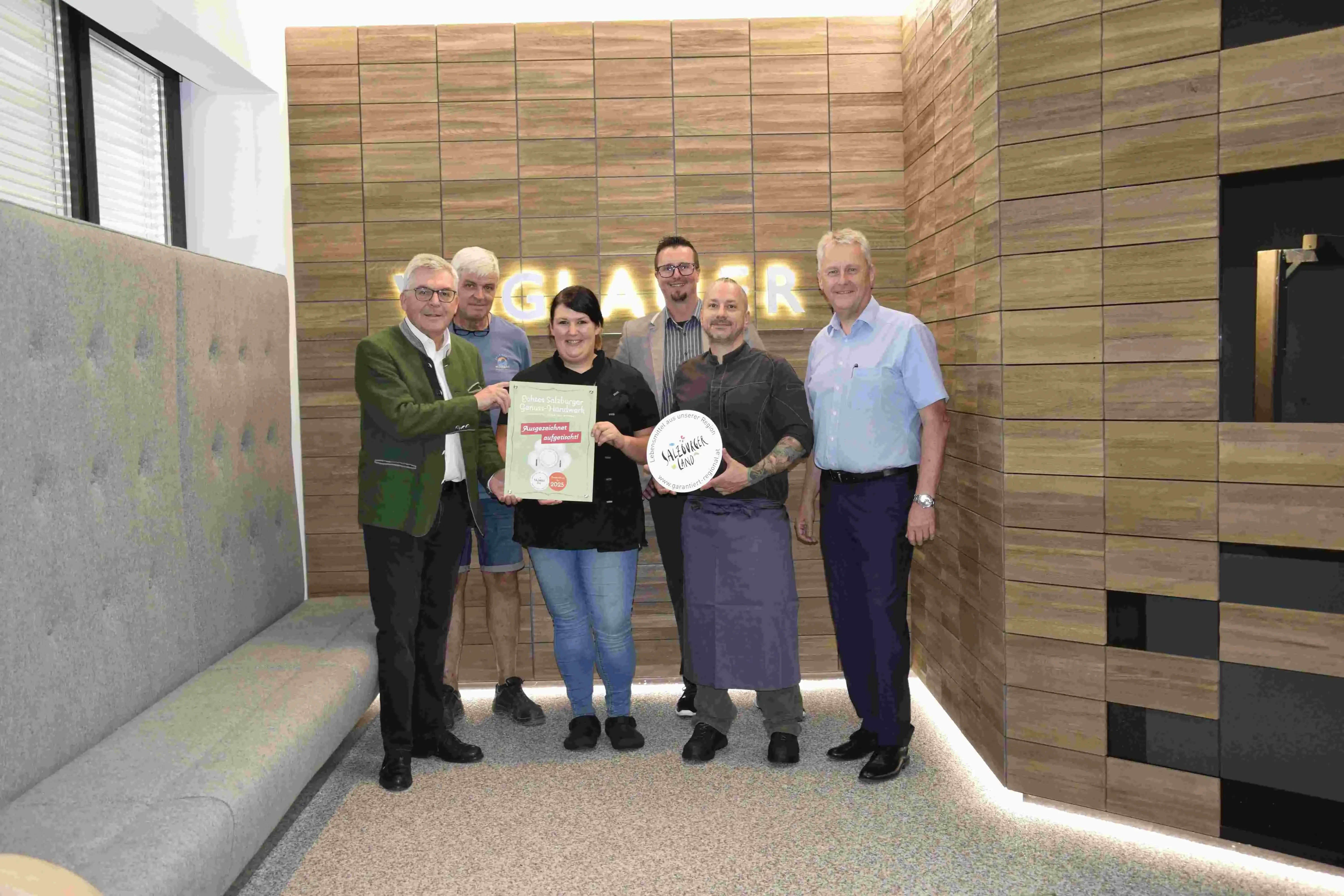 Tafelverleihung Voglauer 27.06.2024 v.l. Sepp Schwaiger, Adolf Dullnig, Janine Rettenbacher, Stefan Vorderleitner, Alexander Floh, Peter Grünwald Foto: Land Salzburg/Thomas Krabath