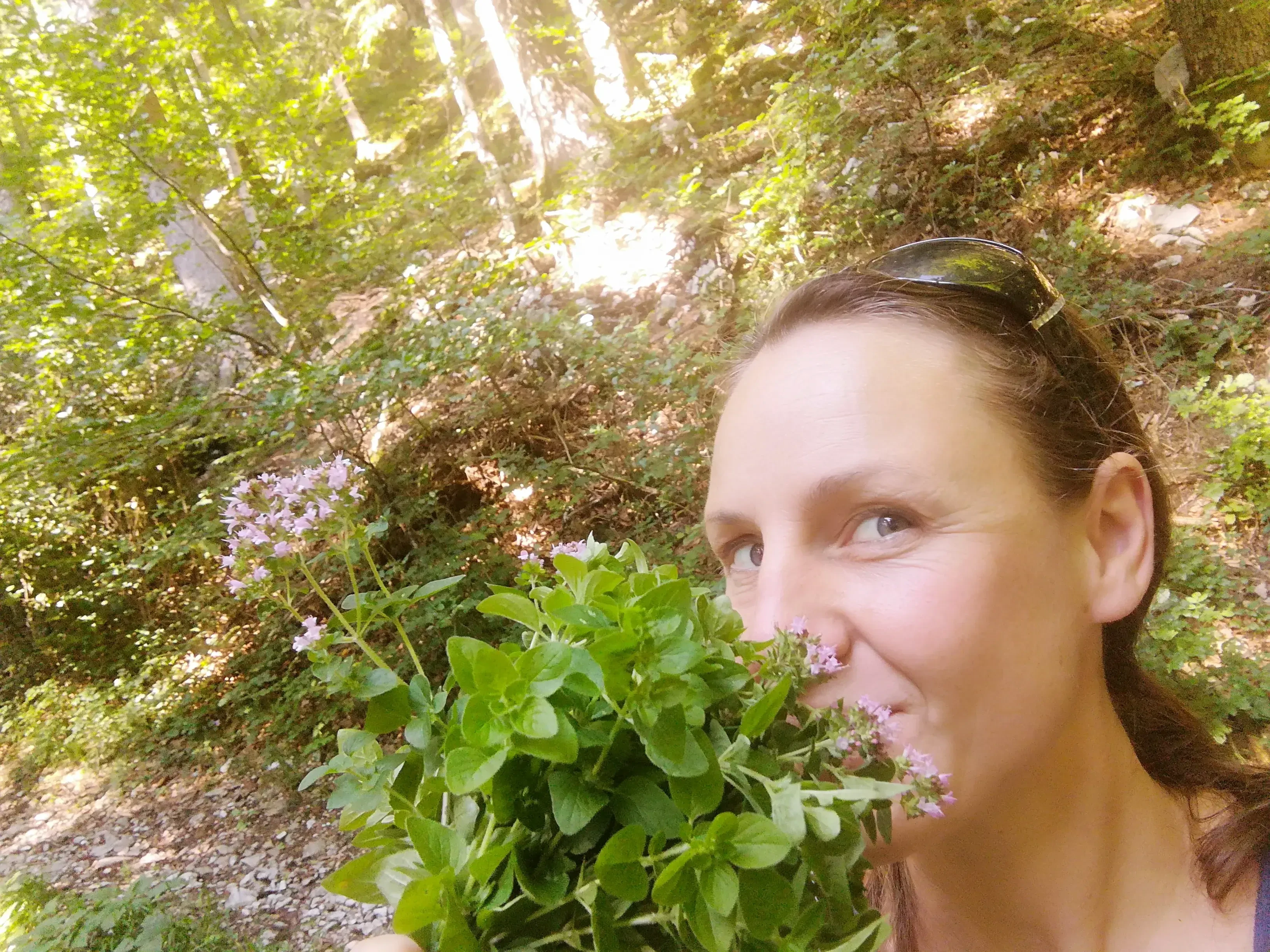Martina Egger mit Kräutern