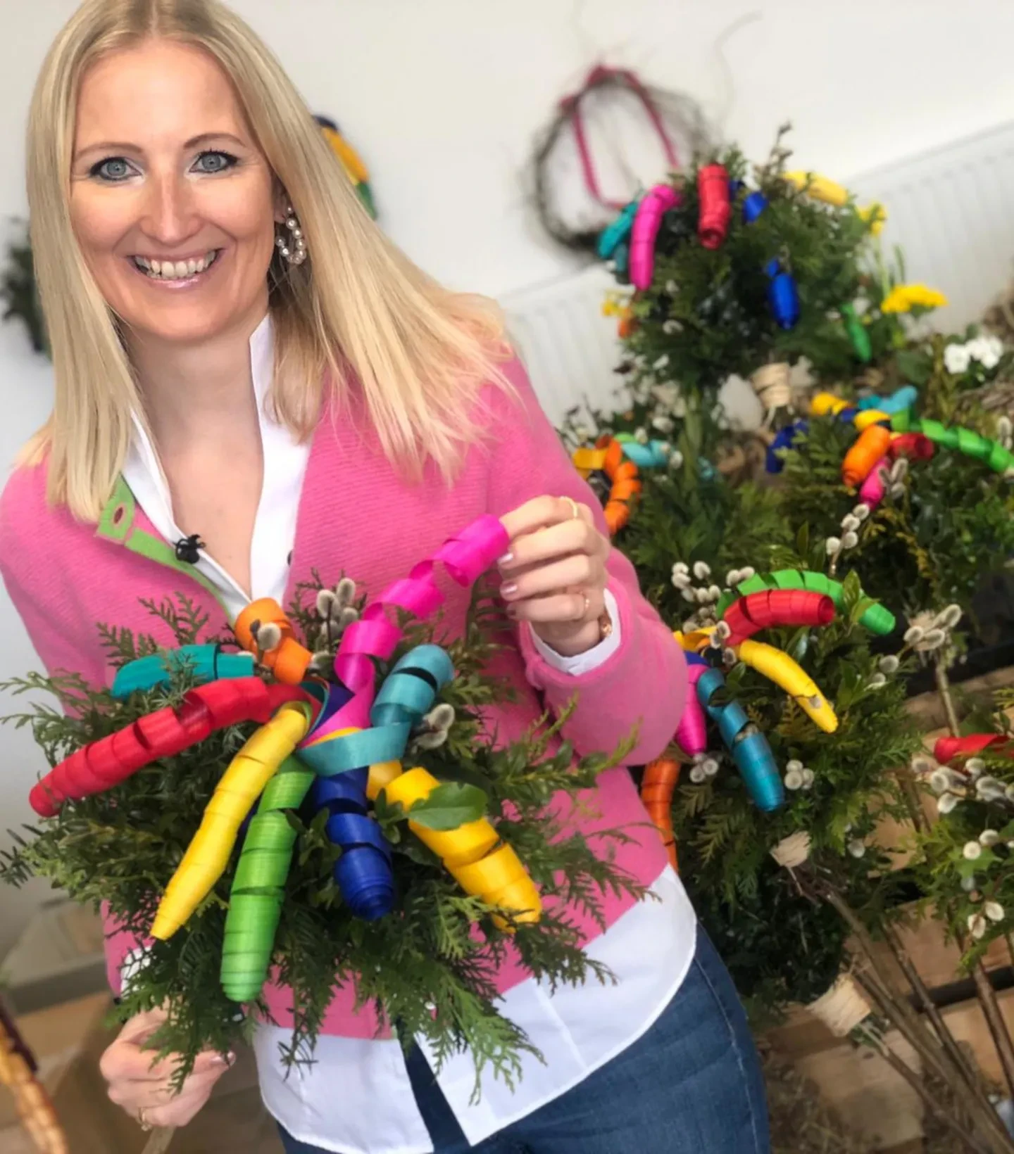 Angelika Perhab mit einem frisch gebundenen Palmbuschen