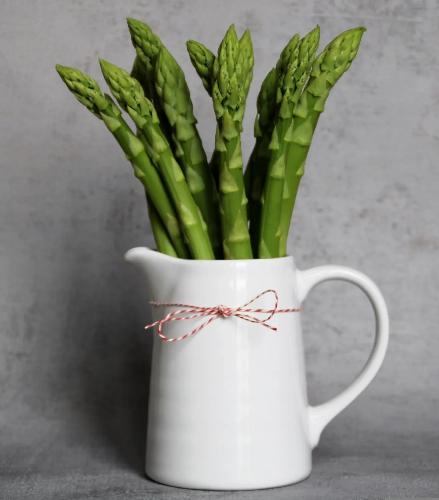 Grüner Spargel in einer weißen Vase