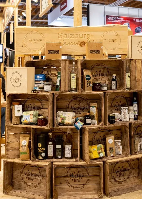 Salzburg_Agrar_Marketing_Regal mit SalzburgerLand herkunftszertifizierten Produkten