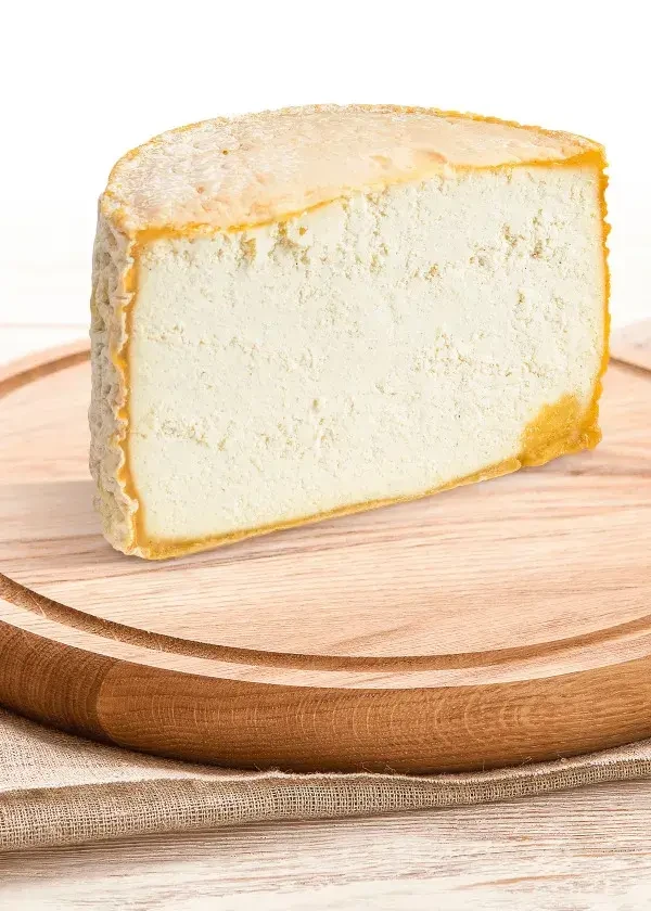 Ein halbierter Laib Sauerkäse