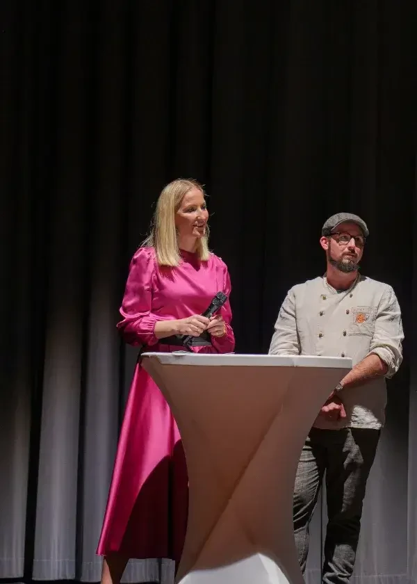 Moderatorin Angelika Pehab bei der Filmpremiere zum ISST GUt Lehrfilm 